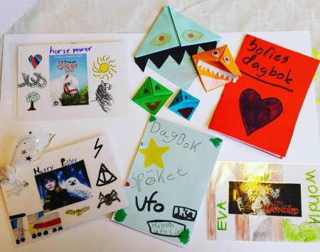 Några av alstren från veckans sista skriv-workshop för sommarlovskids! Dagens skrivuppgift: Skriv dagbok, men inte din egen utan någon annans ... Vi har också jobbat vidare med berättelserna till skrivtävlingen på barnensbibliotek.se, snackat favoritböcker och gjort tavlor på dem samt gjort ett gäng med monsterbokmärken.